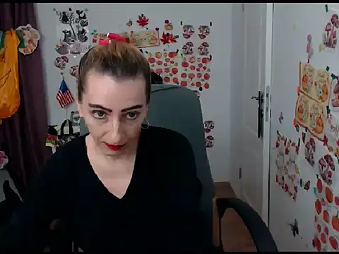 Snapshot of EvelynAngell chatting on October 2025 09:43:02 AM EvelynAngell online show from October 2025 09:43:02 AM