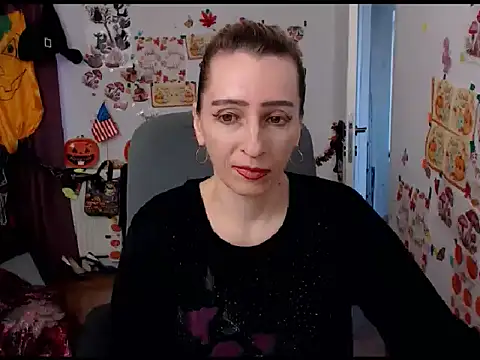 Snapshot of EvelynAngell chatting on October 2025 06:03:01 AM EvelynAngell online show from October 2025 06:03:01 AM