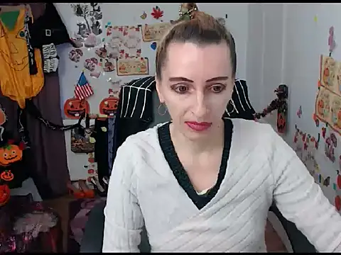 Snapshot of EvelynAngell chatting on October 2025 05:53:02 AM EvelynAngell online show from October 2025 05:53:02 AM
