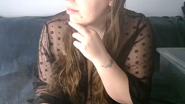 FrancaiseLynne online show from February 2026 12:58:02 PM