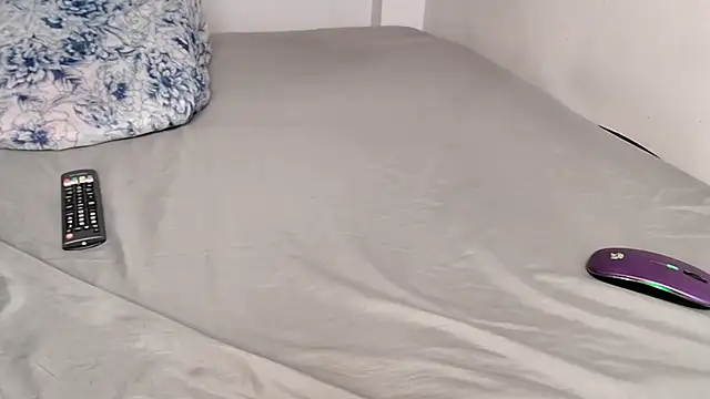 Snapshot of caarlywhitee chatting on December 2025 01:21:02 AM caarlywhitee online show from December 2025 01:21:02 AM