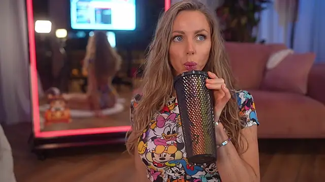 eva fashionista online show from November 2025 07:40:01 PM