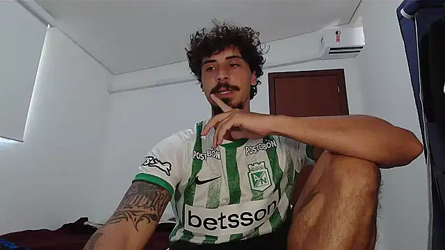 Snapshot of milkoffe chatting on February 2026 01:11:01 PM milkoffe online show from February 2026 01:11:01 PM