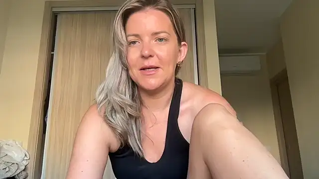 Snapshot of naughtyhollyxxxx chatting on October 2025 07:53:01 AM naughtyhollyxxxx online show from October 2025 07:53:01 AM