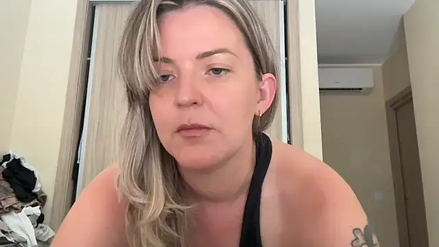 Snapshot of naughtyhollyxxxx chatting on September 2025 02:27:01 PM naughtyhollyxxxx online show from September 2025 02:27:01 PM