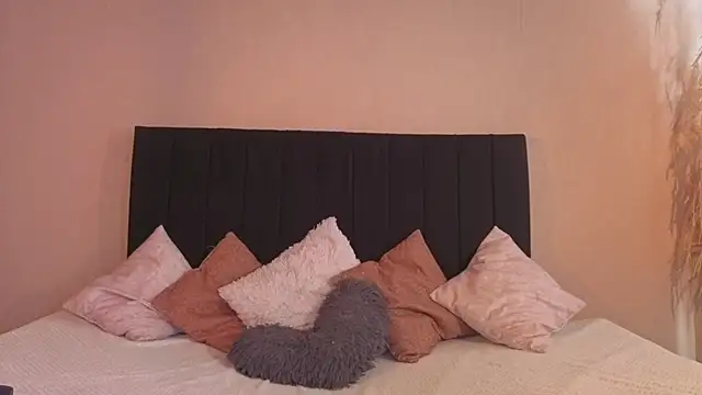 kassandra james online show from December 2025 01:17:02 PM