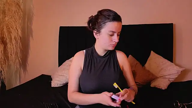 kassandra james online show from December 2025 01:13:02 PM