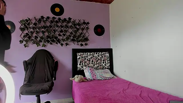 kassandra james online show from February 2025 06:08:02 PM