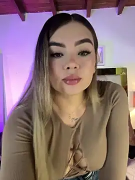 Snapshot of emmy_r chatting on December 2025 12:09:02 PM emmy r online show from December 2025 12:09:02 PM