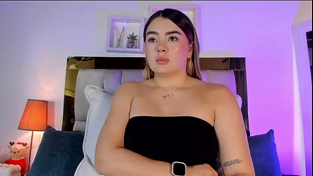 Snapshot of emmy_r chatting on February 2026 01:54:01 PM emmy r online show from February 2026 01:54:01 PM