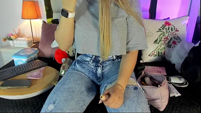 Snapshot of emmy_r chatting on December 2025 12:05:01 PM emmy r online show from December 2025 12:05:01 PM