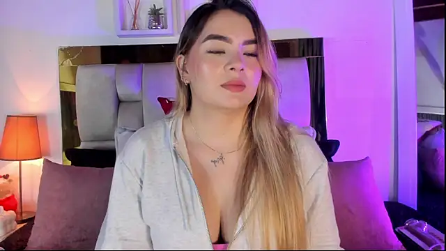 Snapshot of emmy_r chatting on January 2026 12:09:01 PM emmy r online show from January 2026 12:09:01 PM