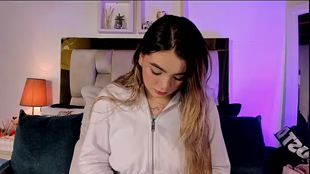 Snapshot of emmy_r chatting on February 2026 12:05:02 PM emmy r online show from February 2026 12:05:02 PM