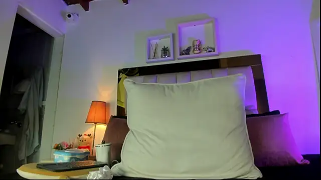 Snapshot of emmy_r chatting on January 2026 12:01:01 PM emmy r online show from January 2026 12:01:01 PM