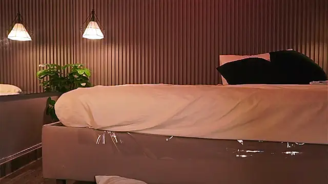 EriKlein online show from April 2026 08:24:02 PM