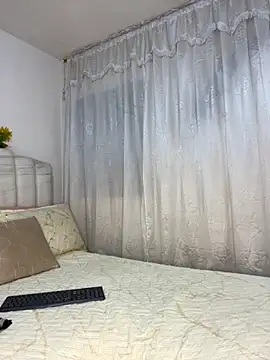 Snapshot of RoxannaBlanche chatting on November 2025 12:28:01 PM RoxannaBlanche online show from November 2025 12:28:01 PM