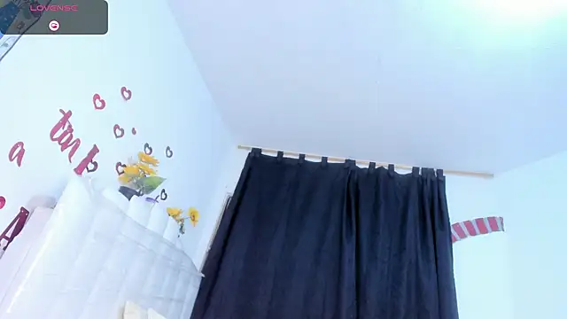 Snapshot of RoxannaBlanche chatting on May 2026 11:17:02 AM RoxannaBlanche online show from May 2026 11:17:02 AM