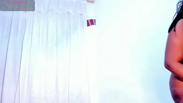 Snapshot of RoxannaBlanche chatting on November 2025 01:37:02 PM RoxannaBlanche online show from November 2025 01:37:02 PM