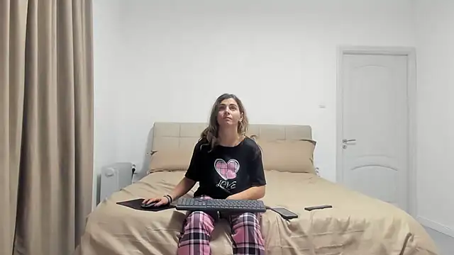 Snapshot of Hottalicia2 chatting on November 2025 09:37:01 PM Hottalicia2 online show from November 2025 09:37:01 PM