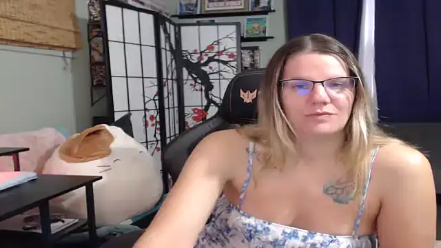 Sarahtineke online show from November 2025 02:33:01 PM