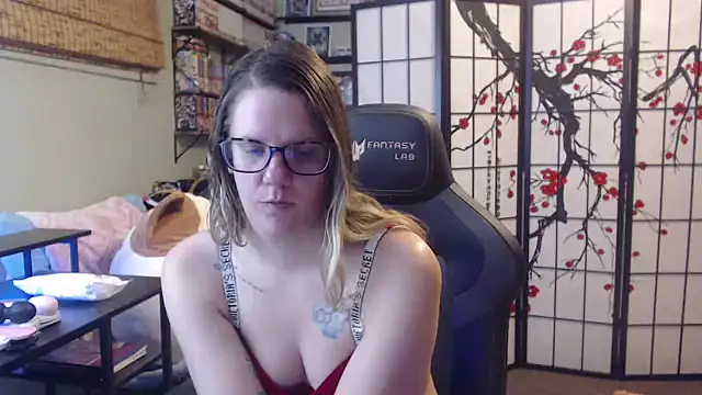 Sarahtineke online show from March 2026 11:16:01 PM