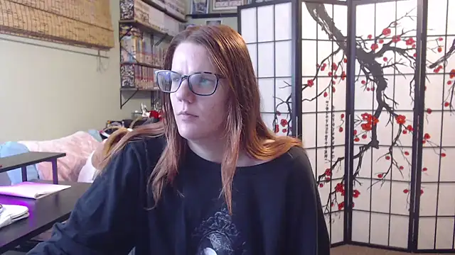 Sarahtineke online show from May 2026 04:44:01 PM