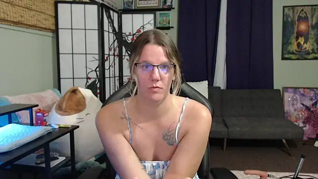 Sarahtineke online show from November 2025 12:05:01 AM