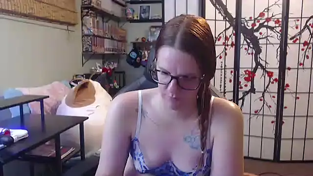 Sarahtineke online show from May 2026 06:41:02 PM