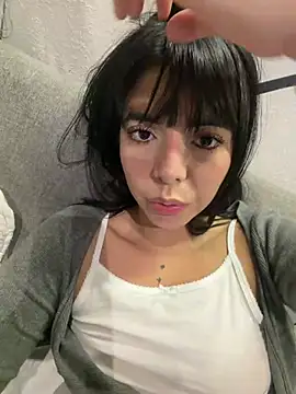 NicolRoss  online show from April 2026 11:06:01 PM