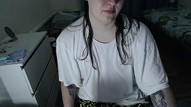 EvaMiron online show from December 2025 06:18:02 PM