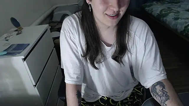 EvaMiron online show from November 2025 03:55:02 PM