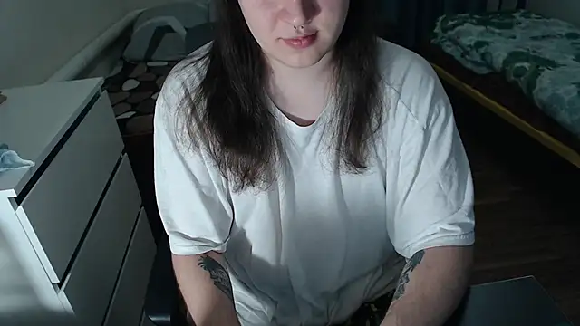 EvaMiron online show from November 2025 05:40:01 PM