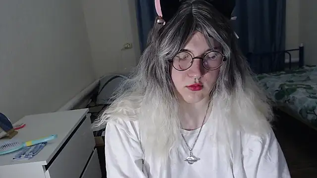 Snapshot of EvaMiron chatting on February 2026 03:43:01 PM EvaMiron online show from February 2026 03:43:01 PM