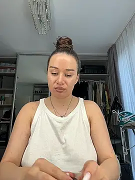 deliaroyal online show from April 2026 02:01:01 PM