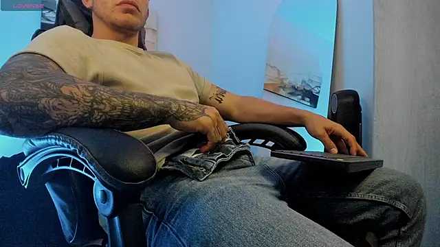 Snapshot of LucianSinclair chatting on January 2025 03:23:02 AM LucianSinclair online show from January 2025 03:23:02 AM