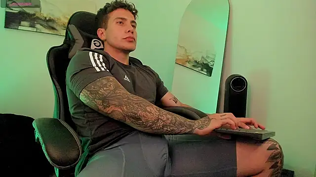 Snapshot of LucianSinclair chatting on January 2025 11:21:01 PM LucianSinclair online show from January 2025 11:21:01 PM