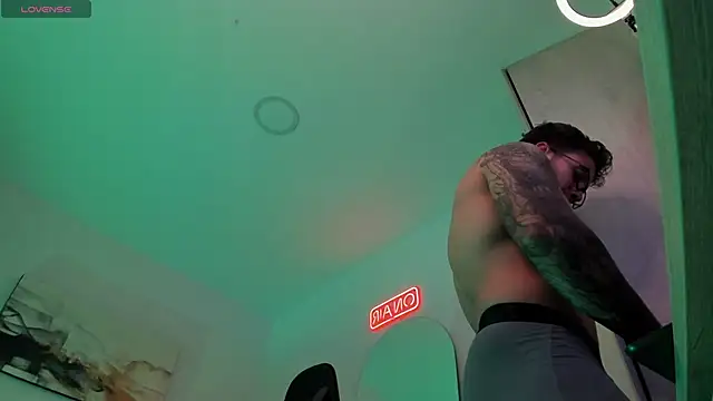 Snapshot of LucianSinclair chatting on February 2025 02:28:01 AM LucianSinclair online show from February 2025 02:28:01 AM