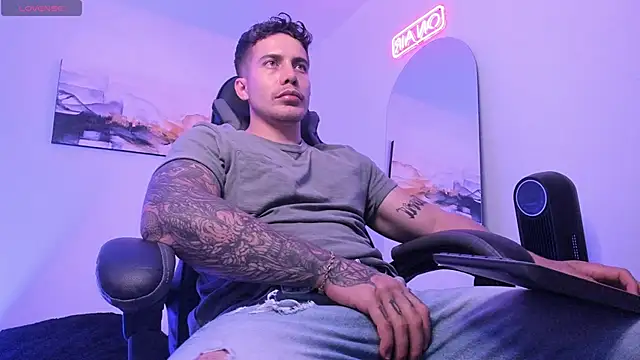 Snapshot of LucianSinclair chatting on December 2024 11:26:02 PM LucianSinclair online show from December 2024 11:26:02 PM