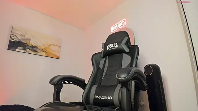 Snapshot of LucianSinclair chatting on December 2024 03:42:01 AM LucianSinclair online show from December 2024 03:42:01 AM