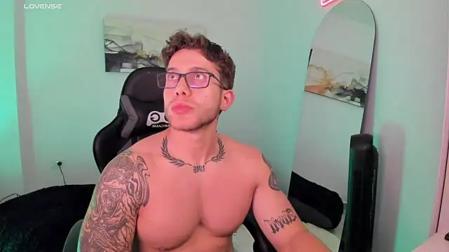 Snapshot of LucianSinclair chatting on February 2025 12:19:02 AM LucianSinclair online show from February 2025 12:19:02 AM