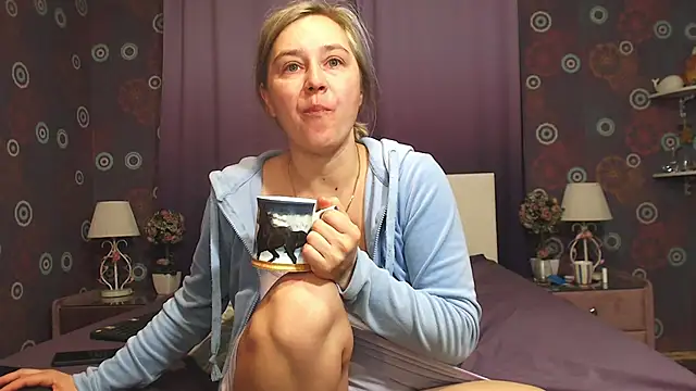 Snapshot of SquirtyAlice chatting on March 2025 03:47:01 AM SquirtyAlice online show from March 2025 03:47:01 AM