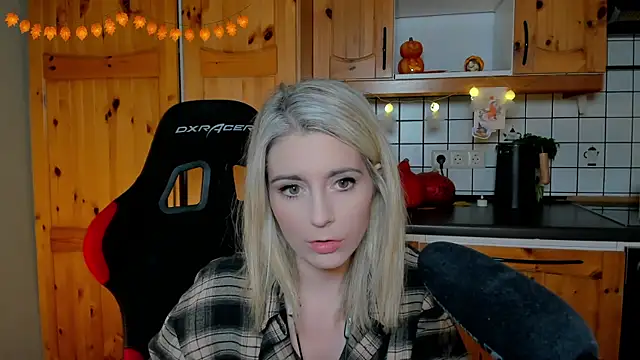 Lisaonthemoon online show from October 2025 07:36:01 PM