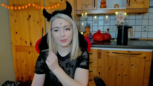 Lisaonthemoon online show from October 2025 08:31:01 PM