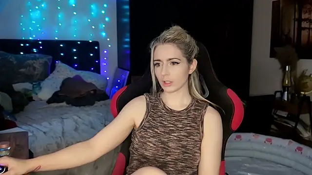 Lisaonthemoon online show from July 2026 03:45:02 PM