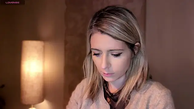 Lisaonthemoon online show from April 2026 09:32:02 PM