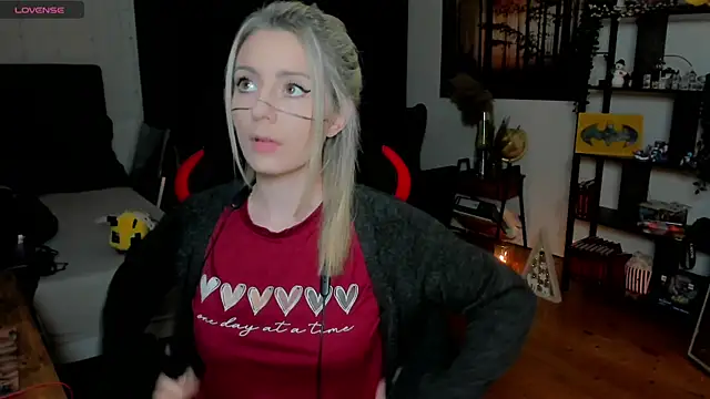 Lisaonthemoon online show from November 2025 08:20:01 PM