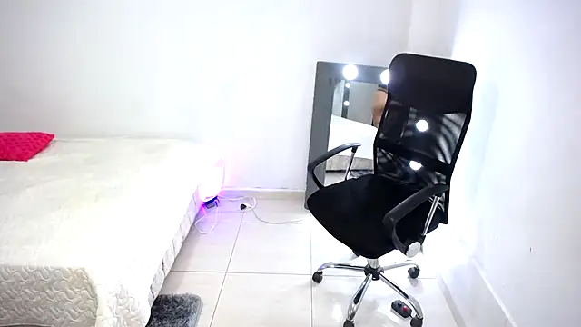 Snapshot of Nahomi_Wild chatting on December 2025 08:46:01 PM Nahomi Wild online show from December 2025 08:46:01 PM