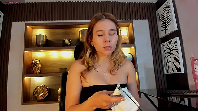 Lezy  online show from April 2026 07:42:01 PM