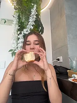 Lezy  online show from December 2025 07:37:01 PM