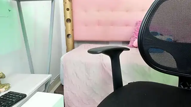 Cloeandtyfanny online show from November 2025 08:45:02 PM